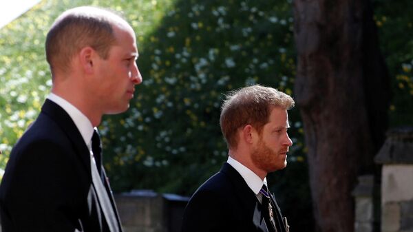 Guillermo (izda.) y Harry en el funeral del príncipe Felipe - Sputnik Mundo