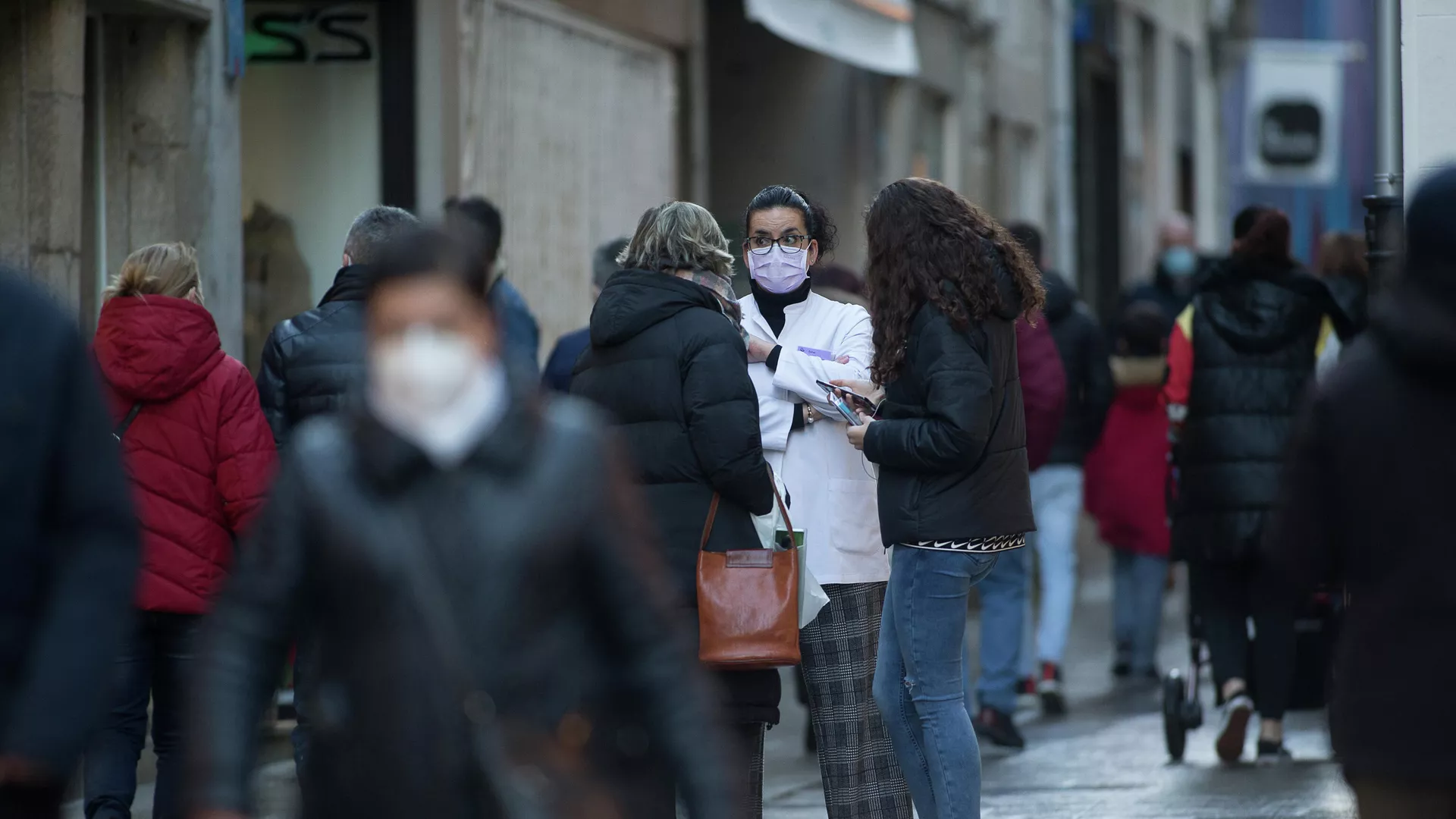 Gente paseando en las calles de Lugo