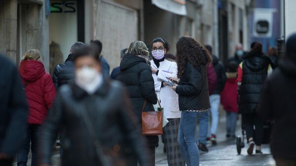 Gente paseando en las calles de Lugo - Sputnik Mundo