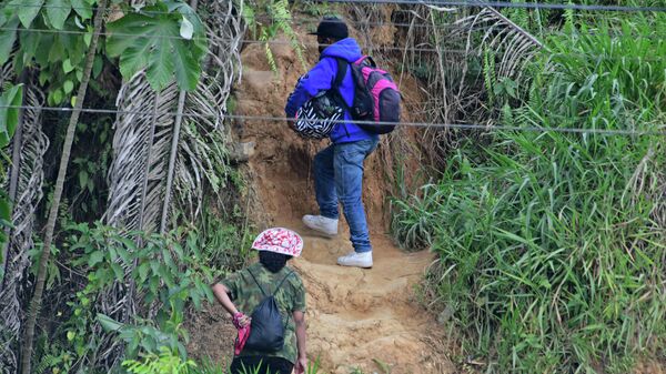 Migrantes centroamericanos cruzando a de Honduras a Guatemala - Sputnik Mundo