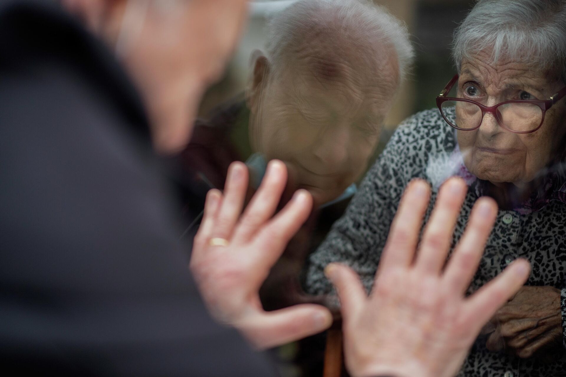 Xavier saluda, desde una ventana, a su esposa que está internada en una residencia de ancianos - Sputnik Mundo, 1920, 22.04.2021