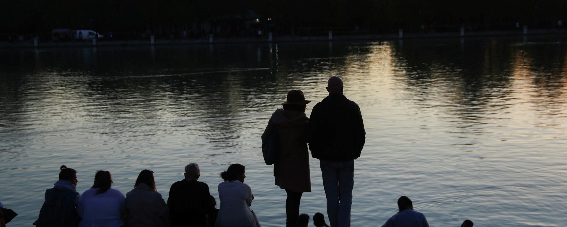 Unos españoles descansando en el parque de El Retiro, Madrid - Sputnik Mundo, 1920, 22.04.2021