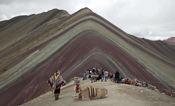 Turistas frente a la Montaña de Siete Colores en Perú. - Sputnik Mundo