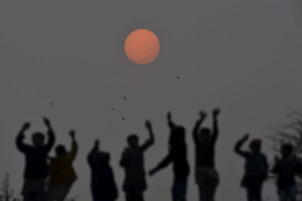 Niños juegan al atardecer en Lahore, Pakistán. - Sputnik Mundo