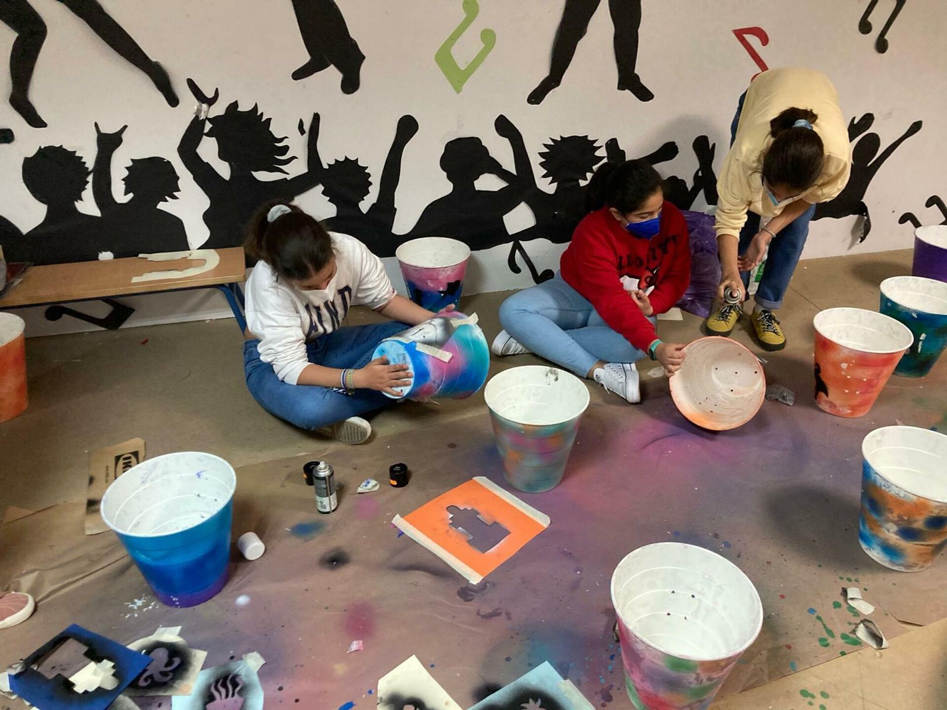 Niños del Colegio Reina María Cristina fabricando papeleras - Sputnik Mundo, 1920, 22.04.2021