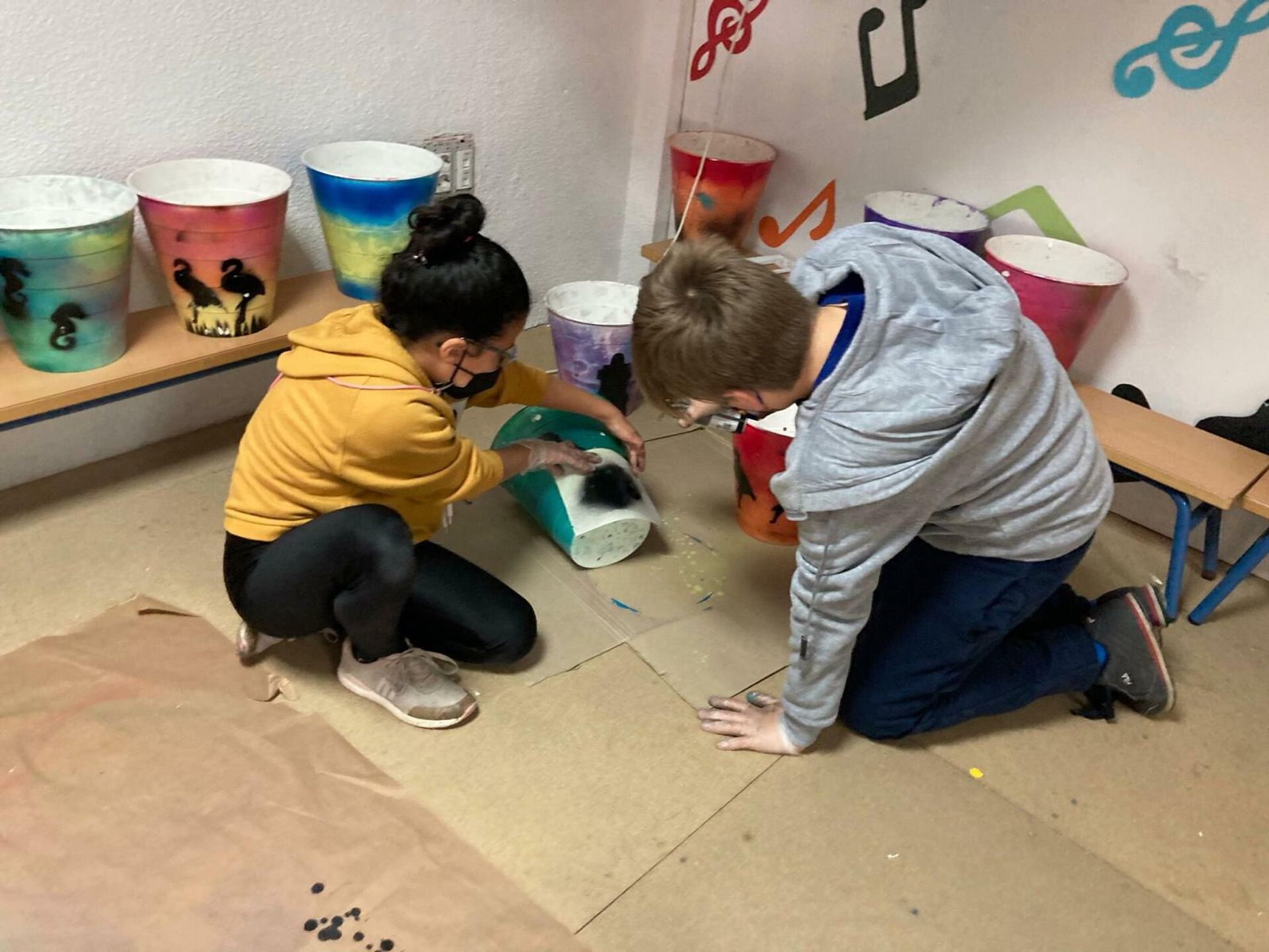 Niños del Colegio Reina María Cristina fabrican papeleras para mantener limpia la ciudad Isla Cristina - Sputnik Mundo, 1920, 22.04.2021