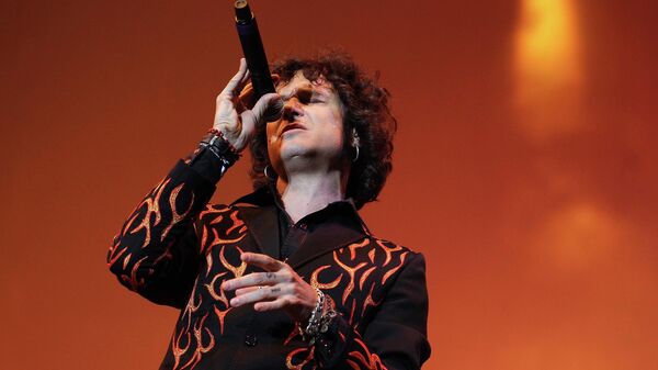 Enrique Bunbury durante un concierto en México - Sputnik Mundo