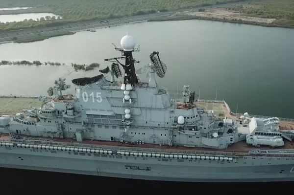 El portaaviones soviético Minsk abandonado en una laguna artificial en China  - Sputnik Mundo