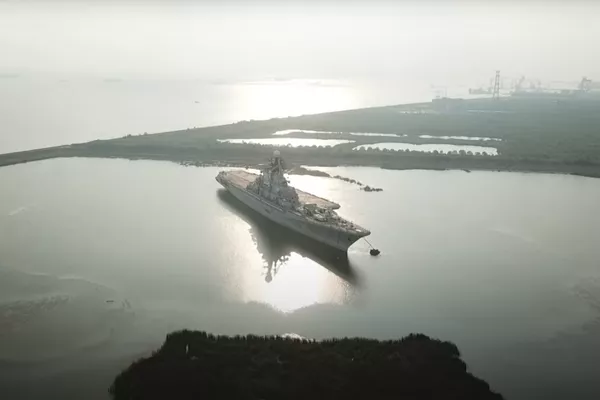 El portaaviones soviético Minsk abandonado en una laguna artificial en China - Sputnik Mundo