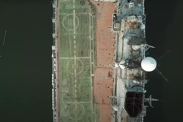 El portaaviones soviético Minsk abandonado en una laguna artificial en China  - Sputnik Mundo
