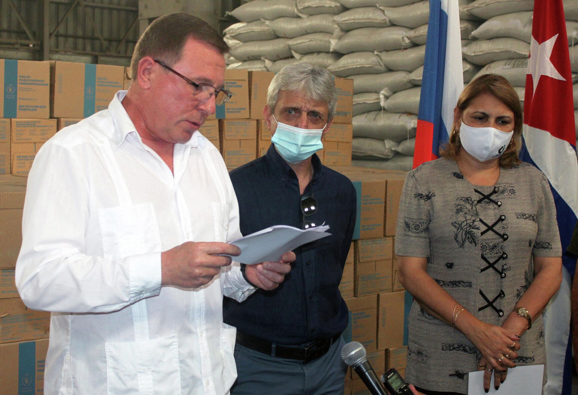 Andrei Guskov, embajador de Rusia en Cuba; Paolo Mattei, representante del Programa Mundial de Alimentos de la ONU en Cuba; y Grisel Ávila, viceministra de Comercio Interior  - Sputnik Mundo, 1920, 23.04.2021