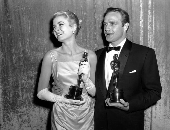 Grace Kelly, quien se llevó el galardón en la misma categoría al año siguiente por su papel en La angustia de vivir, vistió una creación también de Edith Head para recibir el premio. El vestido color azul utilizado por la actriz en aquella ceremonia sigue siendo, a día de hoy, uno de los más memorables de la historia de los Óscar. - Sputnik Mundo