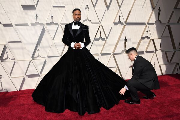 El vestido más comentado de la ceremonia de 2019 lo vistió… ¡un hombre!  El actor Billy Porter llegó a la entrega de los Óscar vistiendo un inusual traje firmado por el diseñador de moda Christian Siriano. Pese a las opiniones encontradas, el atuendo entró para la lista de los más memorables de las ceremonias. - Sputnik Mundo