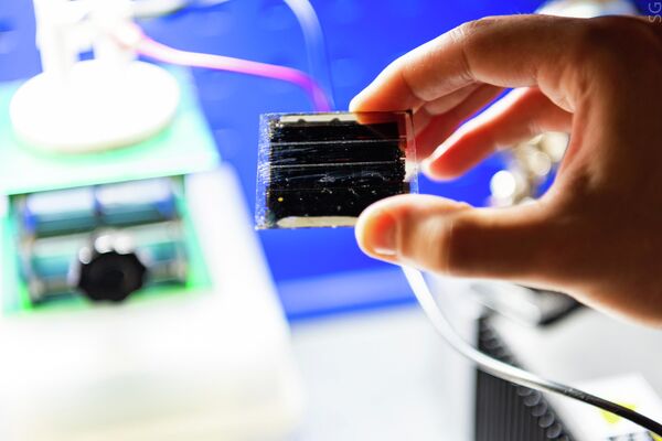 Un fotoelemento de perovskita  - Sputnik Mundo