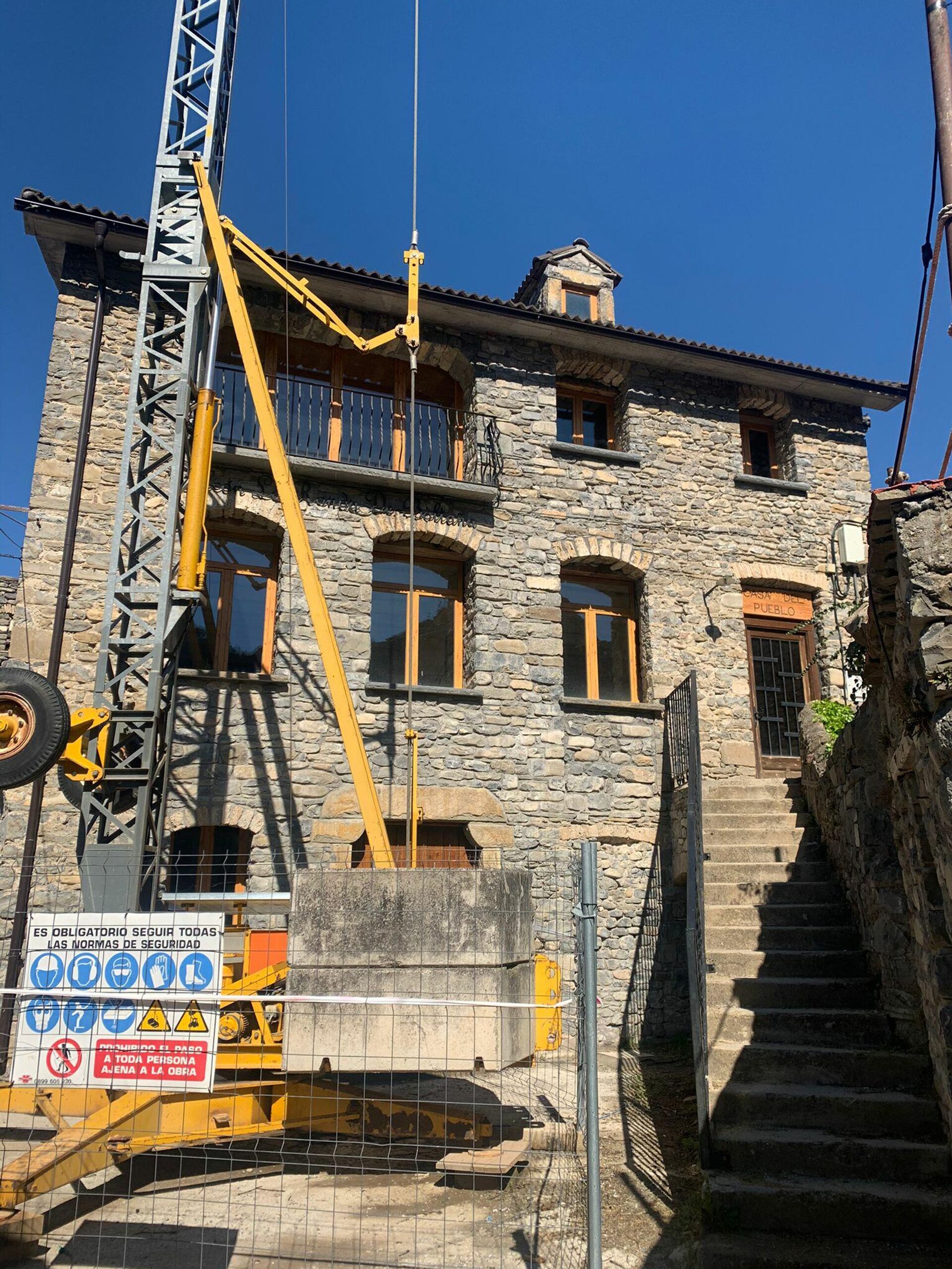 Grúa frente a una casa en proceso de reconstrucción de Jánovas (Huesca) - Sputnik Mundo, 1920, 23.04.2021