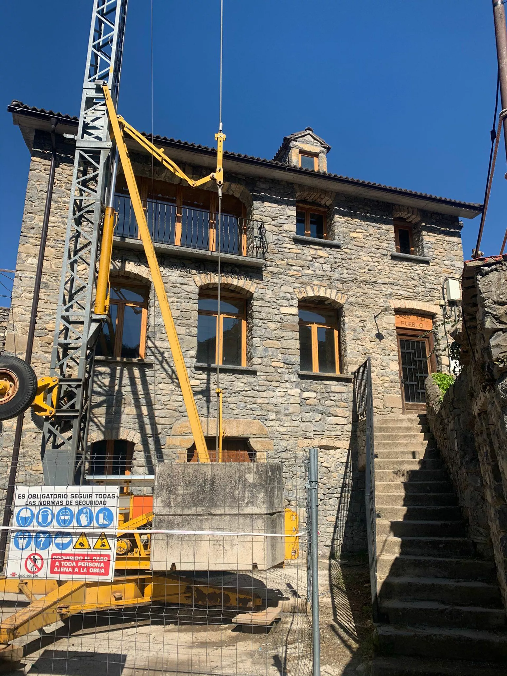 Grúa frente a una casa en proceso de reconstrucción de Jánovas (Huesca) Grúa frente a una casa en proceso de reconstrucción de Jánovas (Huesca) - Sputnik Mundo, 1920, 23.04.2021