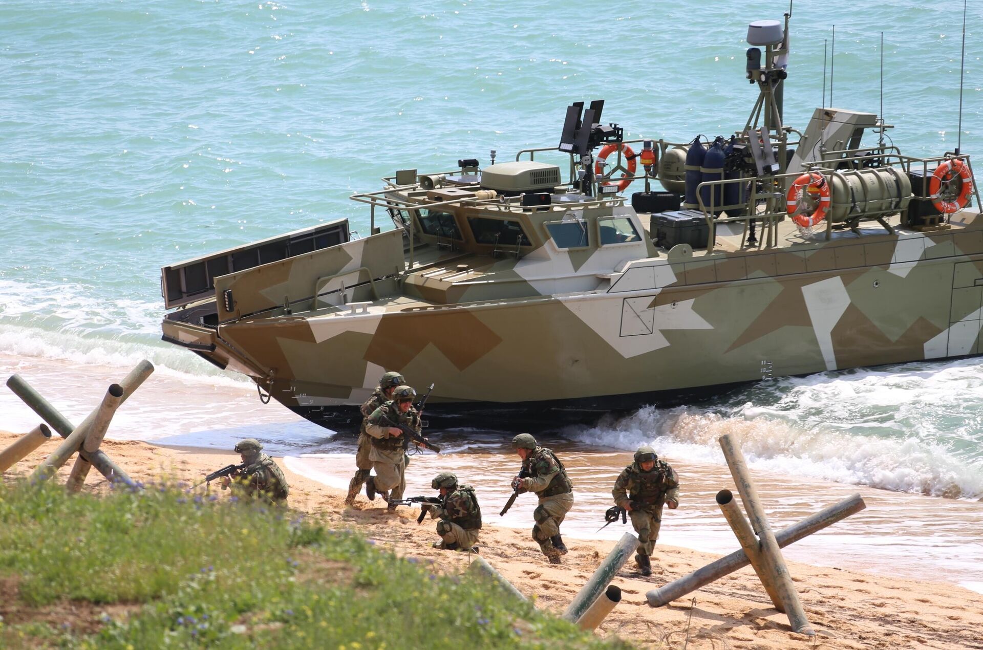 El entrenamiento en el polígono Opuk - Sputnik Mundo, 1920, 25.04.2021