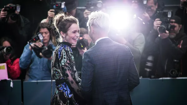 Los actores Lily Collins y Zac Efron posan para los fotógrafos en la alfombra roja de un evento - Sputnik Mundo