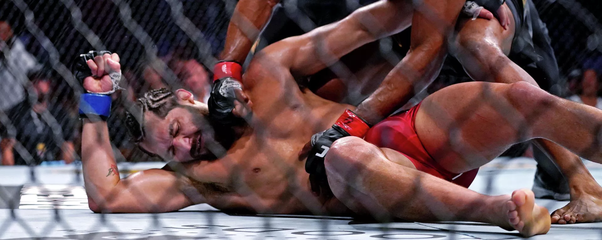 Kamaru Usman golpea a Jorge Masvidal Kamaru Usman golpea a Jorge Masvidal - Sputnik Mundo, 1920, 25.04.2021