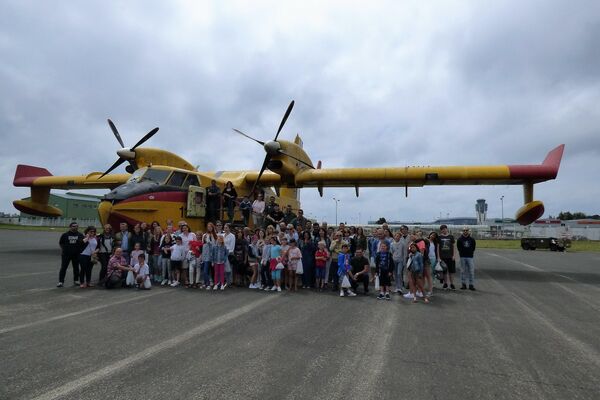 'Niños de Chernóbil', participantes del programa de la Asociación Ledicia Cativa en una actividad en el Aeropuerto de Santiago de Compostela en Galicia, 2017 - Sputnik Mundo