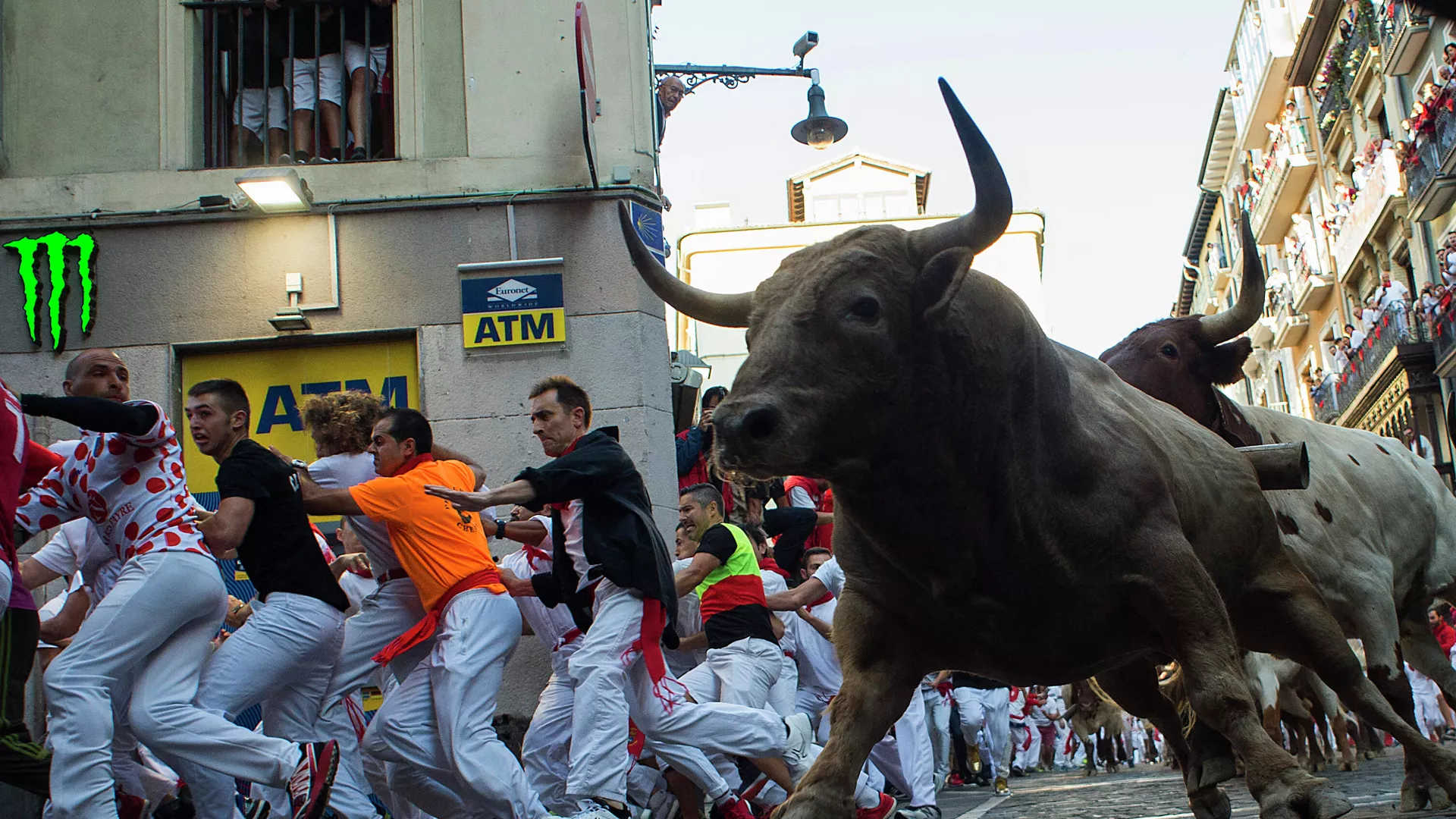 Foto de archivo. Los participantes corren junto a toros de lidia y novillos en una corrida de toros durante la fiesta de San Fermín en Pamplona Foto de archivo. Los participantes corren junto a toros de lidia y novillos en una corrida de toros durante la fiesta de San Fermín en Pamplona - Sputnik Mundo, 1920, 26.04.2021