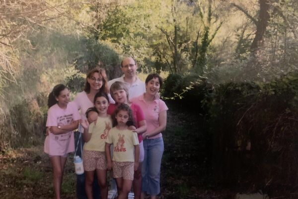 Anastasía Shapoválova con su familia de acogida temporal de la Asociación Ledicia Cativa durante su estancia en Galicia - Sputnik Mundo