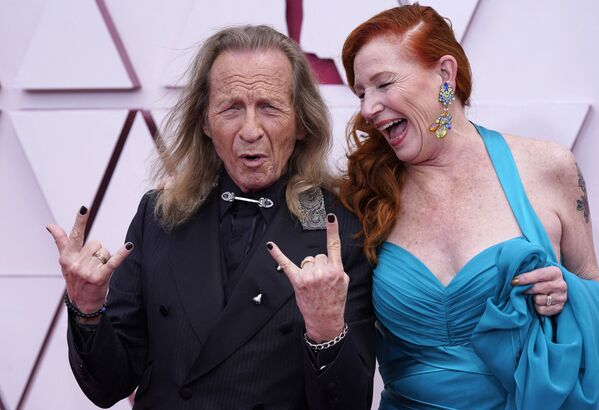 Paul Raci, nominado al Óscar al mejor actor de reparto por El sonido del metal, y su esposa, Liz Hanley Raci, en la ceremonia de entrega del premio cinematográfico. - Sputnik Mundo