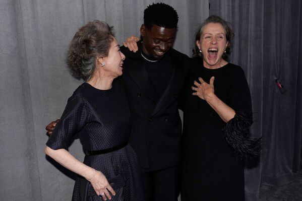 El premio al mejor actor de reparto quedó en manos de Daniel Kaluuya por su papel en la película Judas y el mesías negro.En la foto: Yuh-Jung Youn, Daniel Kaluuya y Frances McDormand en la 93 ceremonia de los Óscar. - Sputnik Mundo