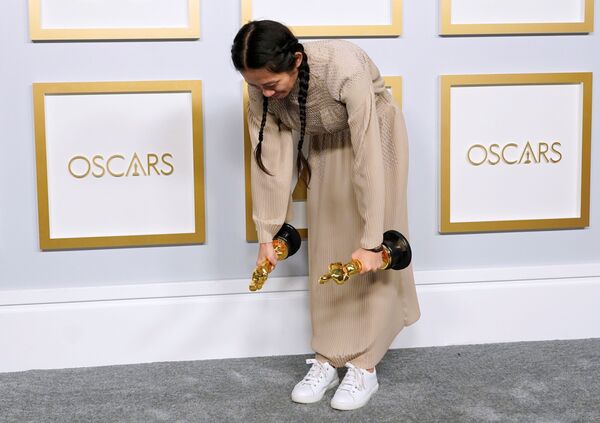 Chloé Zhao, segunda mujer y primera asiática en la historia de los Óscar en recibir el premio a la mejor directora. - Sputnik Mundo