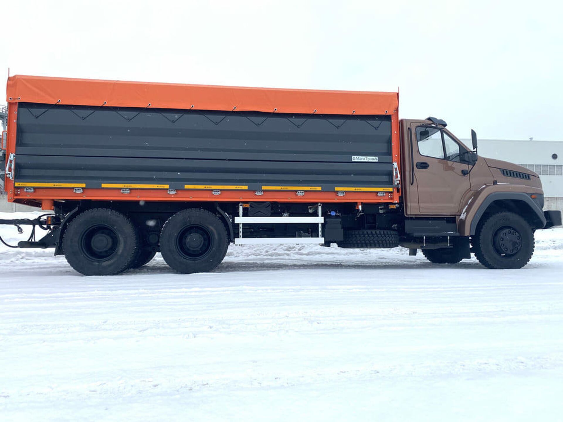 Un volquete sobre la base del camión de carretera Ural Next 6x4 - Sputnik Mundo, 1920, 26.04.2021