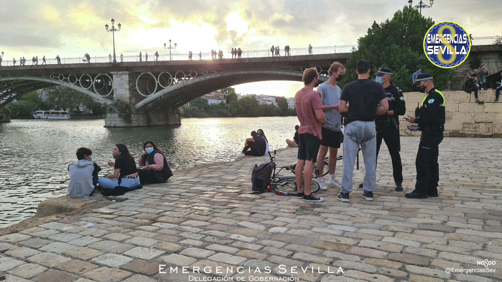 Imagen de Emergencias Sevilla sobre jóvenes extranjeros que saltaron desde el Puente de Triana Imagen de Emergencias Sevilla sobre jóvenes extranjeros que saltaron desde el Puente de Triana - Sputnik Mundo, 1920, 26.04.2021