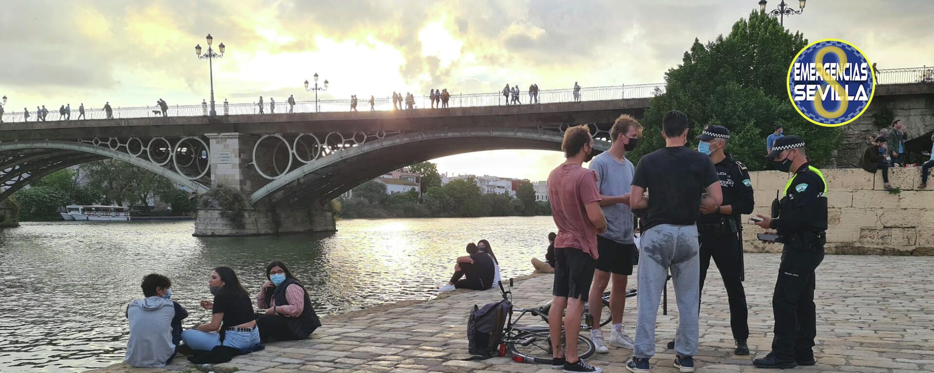 Imagen de Emergencias Sevilla sobre jóvenes extranjeros que saltaron desde el Puente de Triana Imagen de Emergencias Sevilla sobre jóvenes extranjeros que saltaron desde el Puente de Triana - Sputnik Mundo, 1920, 26.04.2021