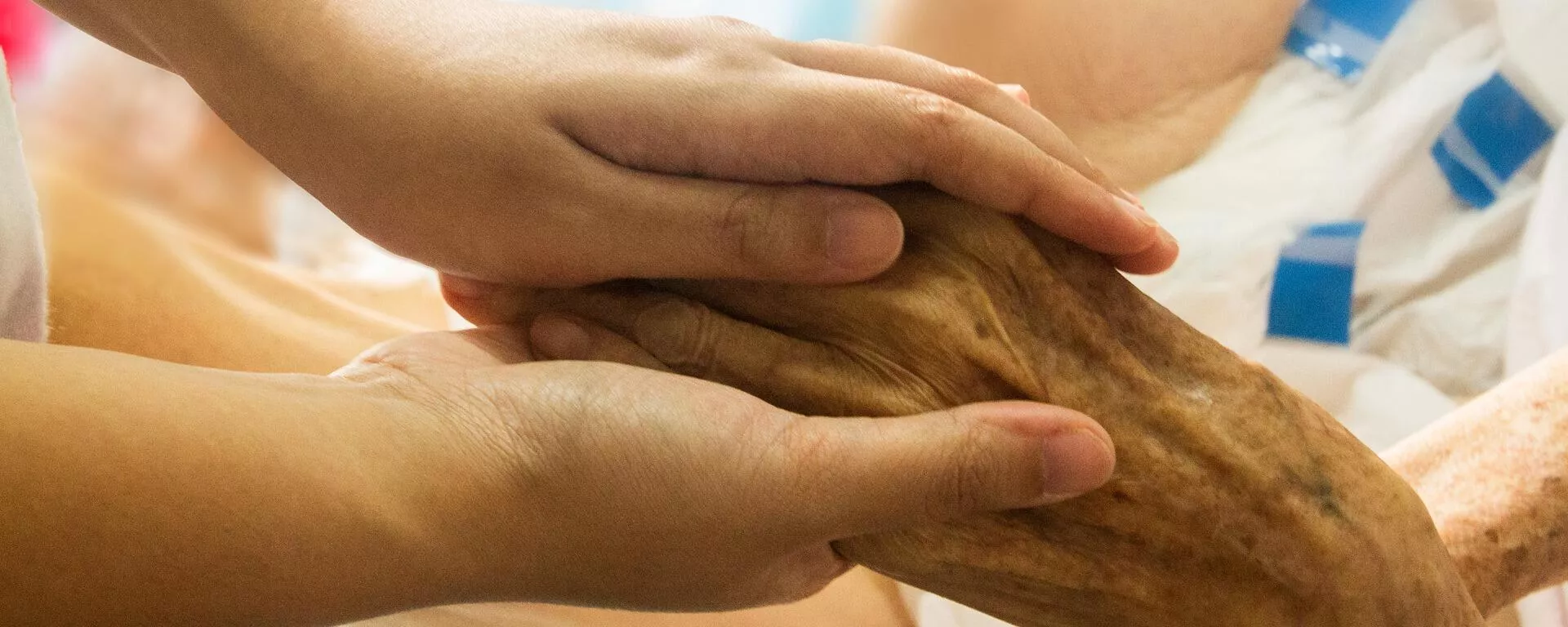 Una persona sosteniendo la mano de un paciente - Sputnik Mundo, 1920, 25.06.2021