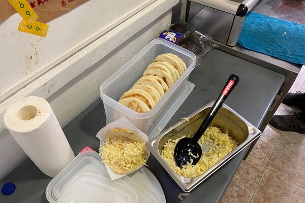 Arepas en curso. Comida venezolana delivery en el interior de una &#x27;Dark Kitchen&#x27; en Leganés, Madrid - Sputnik Mundo