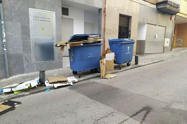 Basura acumulada en la puerta de una &#x27;Dark Kitchen&#x27; en el barrio de Tetuán, Madrid - Sputnik Mundo