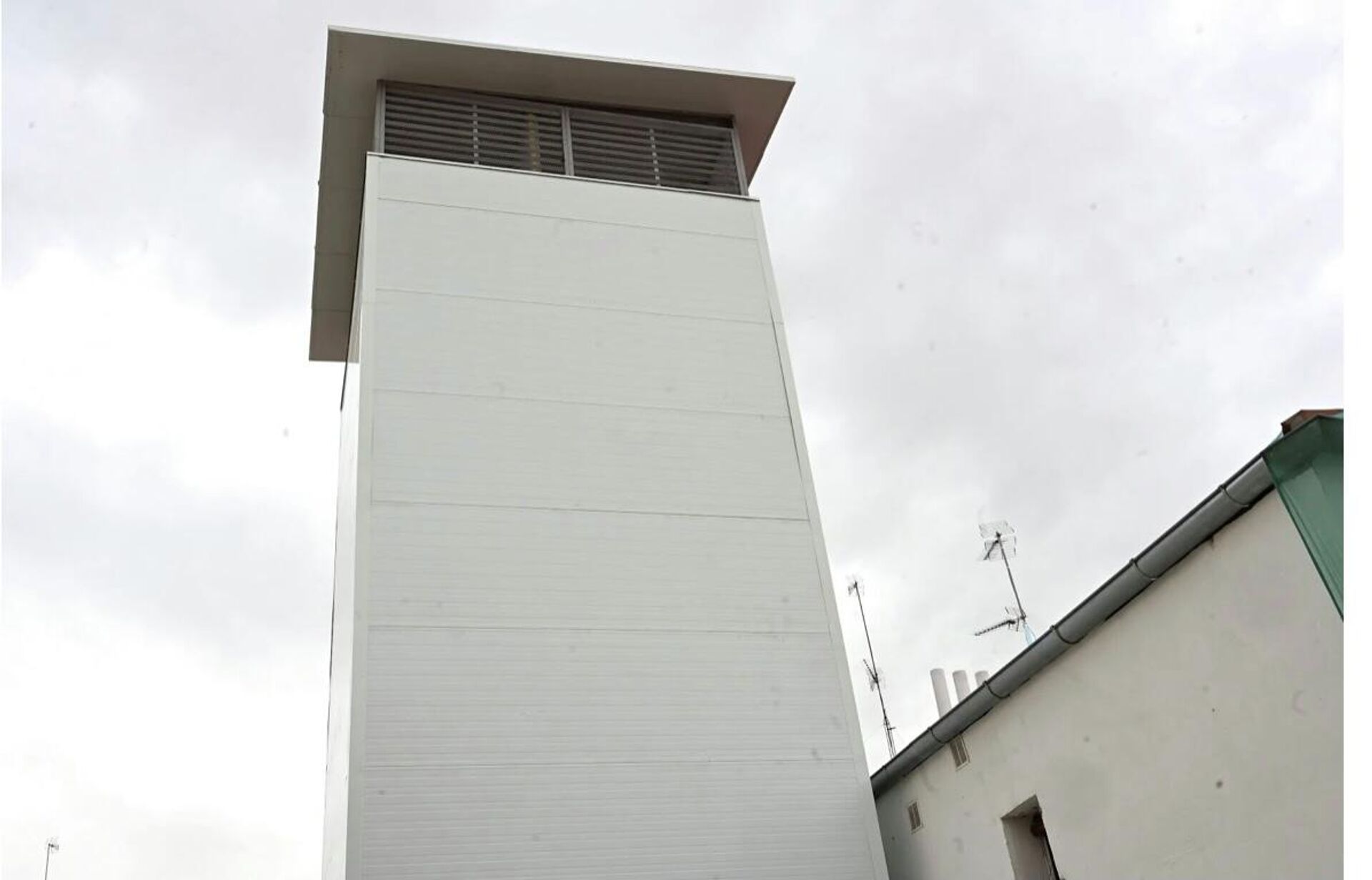 Chimenea de una Dark Kitchen, equivalente a una altura de siete plantas, instalada en un edificio residencial de Prosperidad, Madrid - Sputnik Mundo, 1920, 28.04.2021