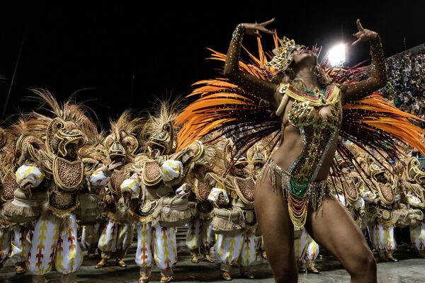 Hay pocas personas que no hayan visto nunca cómo se baila la samba,que se hizo famosa mundialmente gracias a los carnavales brasileños. Esta danza de origen nacional, que tiene raíces africanas, forma parte del programa de bailes obligatorio latinoamericano.En la foto: los representantes de la escuela de samba Unidos da Tijuca en un carnaval en Río de Janeiro, Brasil. - Sputnik Mundo