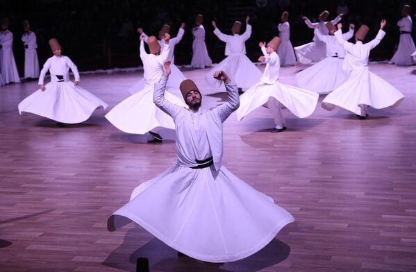 La danza de los derviches —los miembros de la orden de los Mevlevíes, adeptos del sufismo— era sobre todo un ritual que se realizaba en los templos. Pero gracias a su espectacularidad mística y mágica cosechó mucha fama. Así que hoy en día goza de mucha popularidad en Turquía. El festival de los derviches se celebra anualmente en la ciudad turca de Iconio, en la tumba del famoso poeta y teólogo del sufismo Rumi, al que consideran su padre espiritual. - Sputnik Mundo