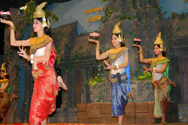 Como testifican numerosas imágenes de las apsarás, las bailarinas de cielo que decoran las paredes de los templos antiguos, la danza formaba parte de la cultura jemer durante por lo menos 2.000 años. Hace 1.000 años muchas mujeres aprendieron el arte de la danza en los templos, pero para principios del siglo XX eran menos de 50 las mujeres que aún lo dominaban. La danza clásica moderna jemer manifiesta una gran influencia de las tradiciones tailandesas. - Sputnik Mundo