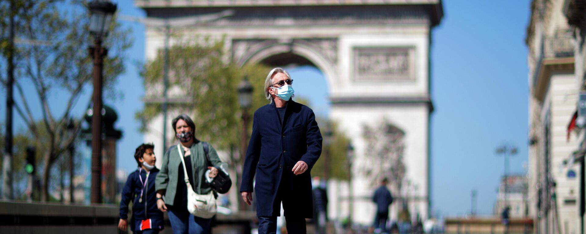 La gente en mascarillas - Sputnik Mundo, 1920, 28.04.2021