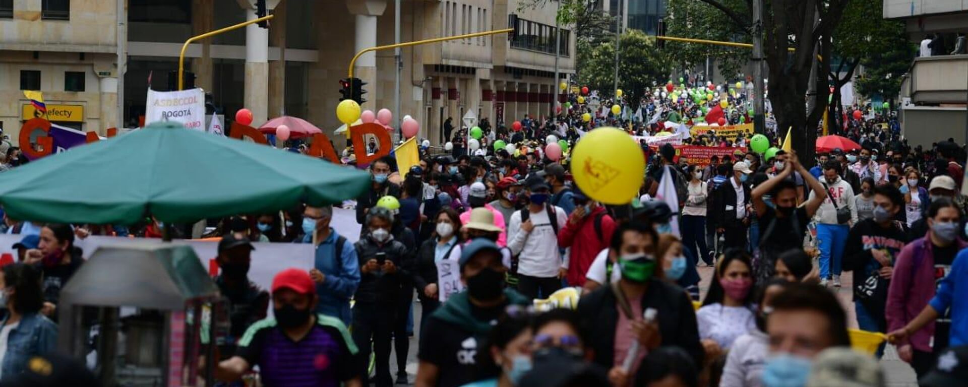 Bajo la lluvia pero con alegría marcharon los manifestantes en Bogotá - Sputnik Mundo, 1920, 20.08.2021