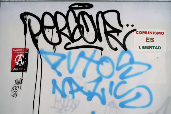 Pintadas en una parada de autobús de Bustarviejo - Sputnik Mundo