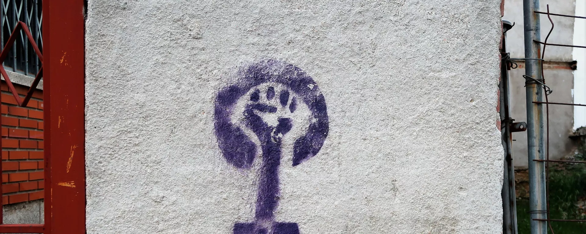 Pintada feminista en una pared de Bustarviejo, localidad del norte de Madrid Pintada feminista en una pared de Bustarviejo, localidad del norte de Madrid - Sputnik Mundo, 1920, 07.06.2022