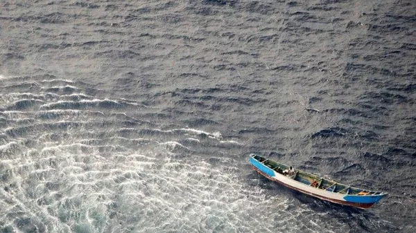 Oleaje producido por el helicóptero del SAR del Ejército del Aire durante el rescate de los supervivientes  - Sputnik Mundo