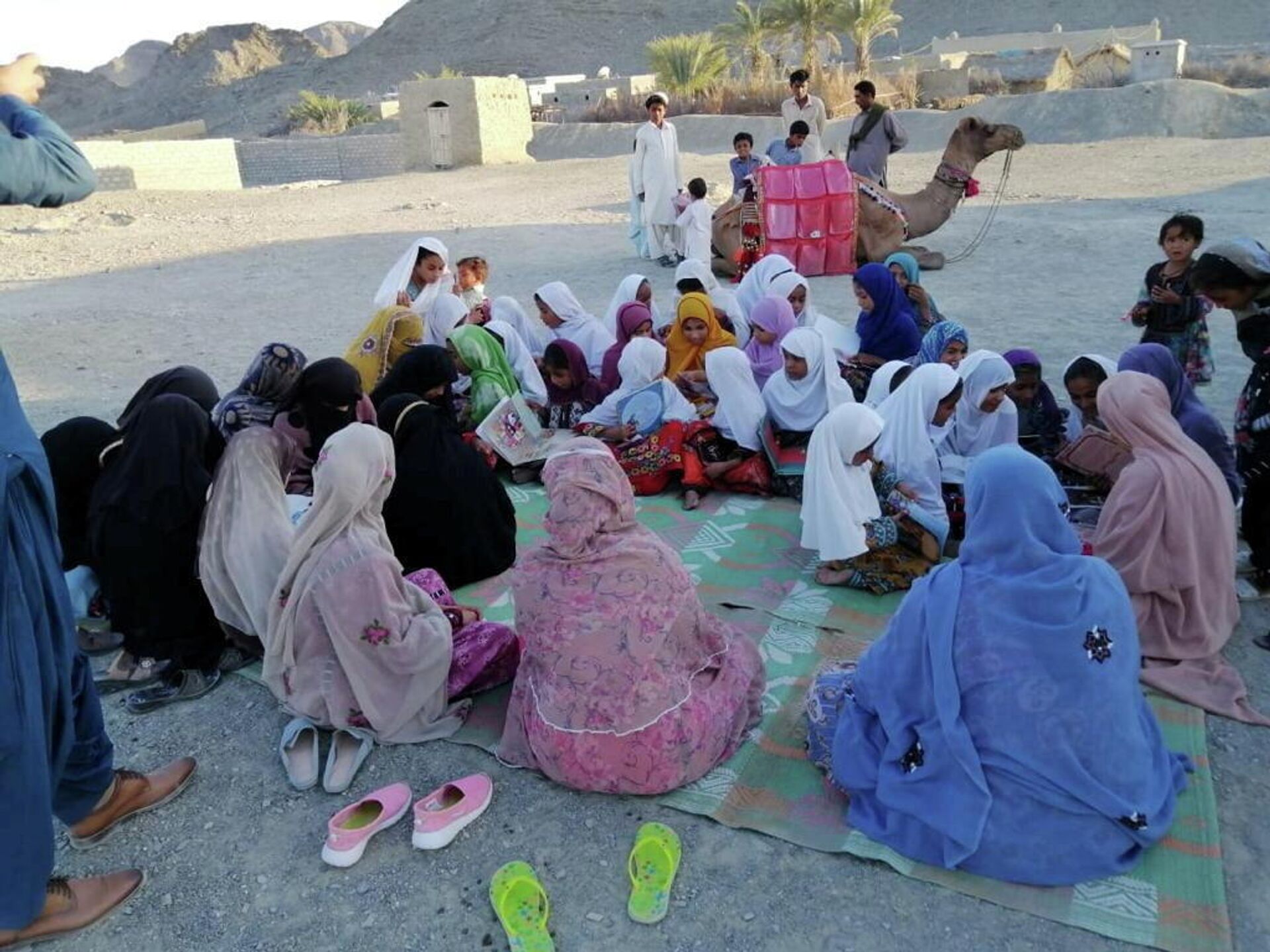 Los niños leen los libros que trae el camello Roshan  - Sputnik Mundo, 1920, 29.04.2021