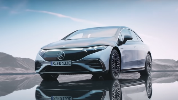 Un Mercedes-Benz EQS - Sputnik Mundo