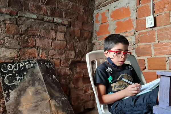 La realidad para los más jóvenes en los sectores más vulnerables es la más delicada por su falta de conectividad - Sputnik Mundo