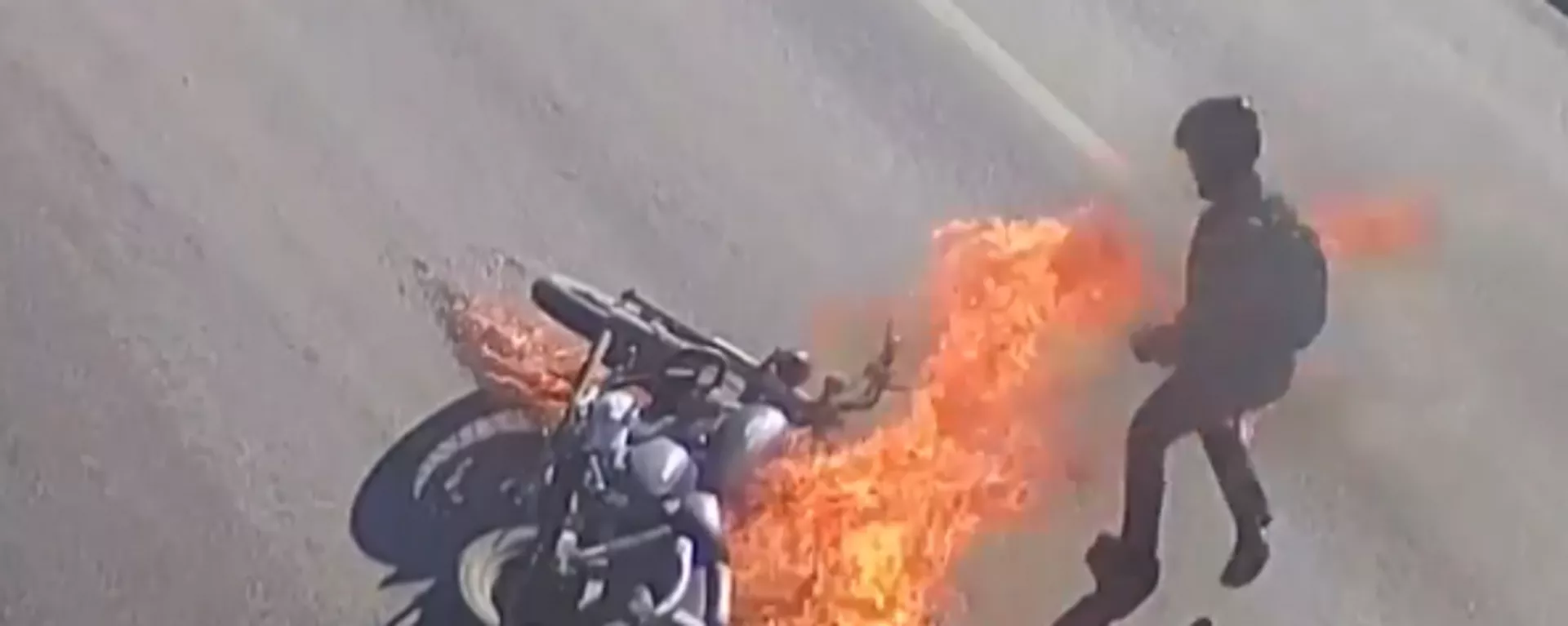 Un motociclista acaba en llamas tras caerse de la moto Un motociclista acaba en llamas tras caerse de la moto - Sputnik Mundo, 1920, 01.05.2021