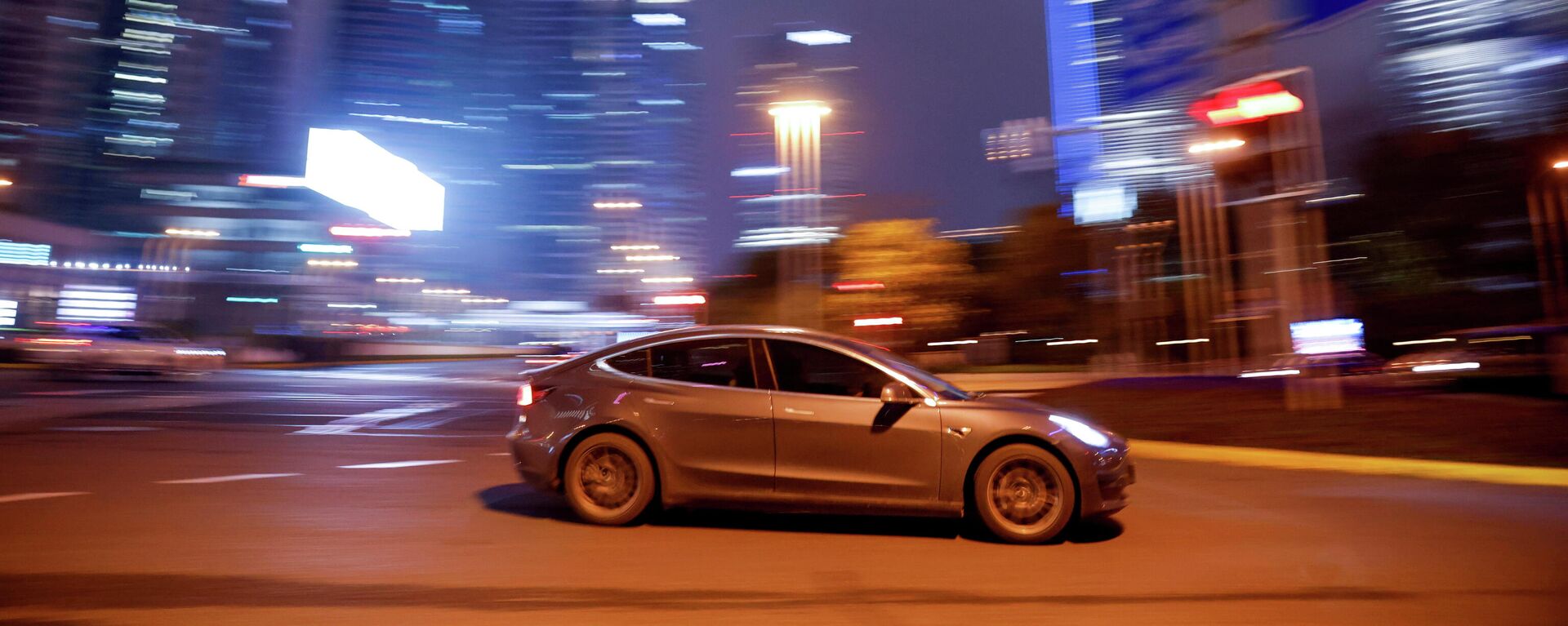 Un vehículo de Tesla en Shanghái - Sputnik Mundo, 1920, 01.05.2021