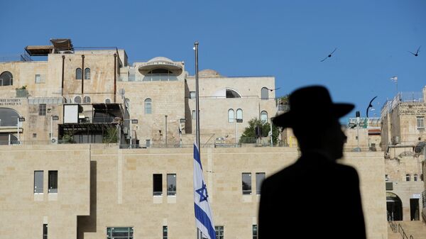 Bandera israelí izada a media asta con motivo del luto nacional por las 45 víctimas del Monte Merón - Sputnik Mundo